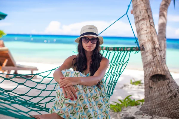 Adorable joven mujer acostada en la hamaca en la playa tropical — Foto de Stock