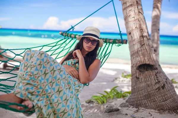 Mujer joven disfrutando de un día soleado en la hamaca —  Fotos de Stock