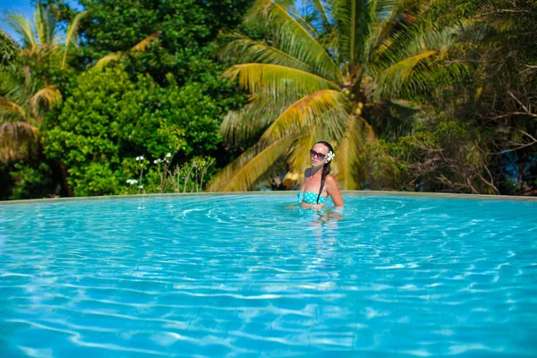Young beautiful woman enjoying the luxury quiet swimmingpool — Stock Photo, Image