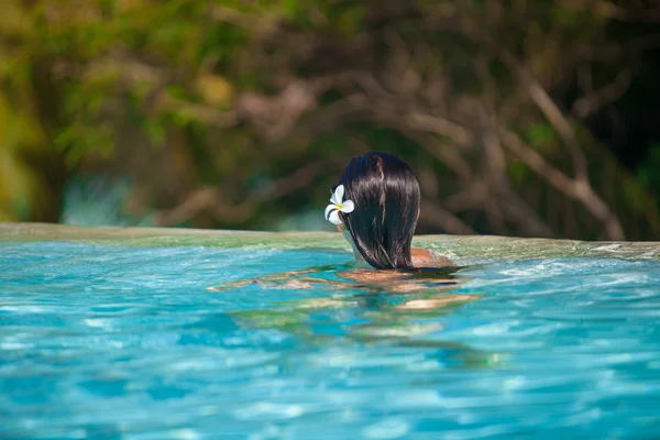 Giovane bella donna godendo il lusso tranquilla piscina — Foto Stock