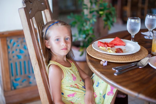 Adorable petite fille prenant le petit déjeuner au restaurant de la station — Photo