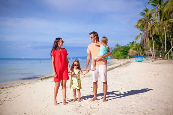 年轻的家庭，两个孩子在夏天海滩度假 — 图库照片