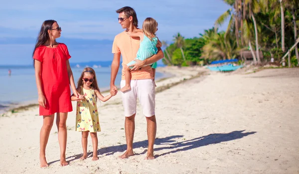 Kaunis neljän hengen perhe pitää hauskaa rannalla Filippiineillä — kuvapankkivalokuva