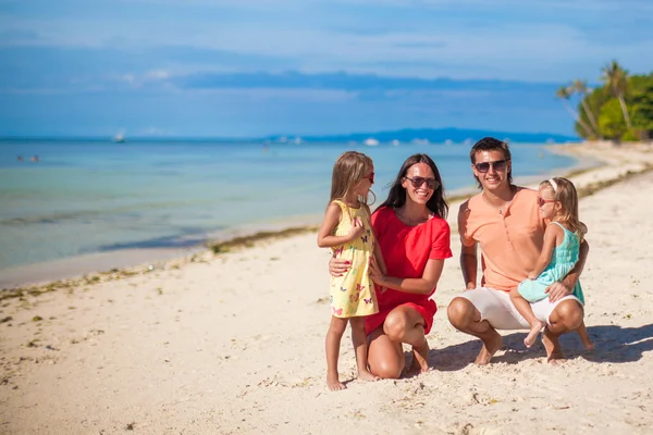 Retrato de una hermosa familia caucásica en vacaciones tropicales — Foto de Stock