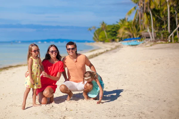 Vacker familj av fyra ha kul på stranden i Filippinerna — Stockfoto