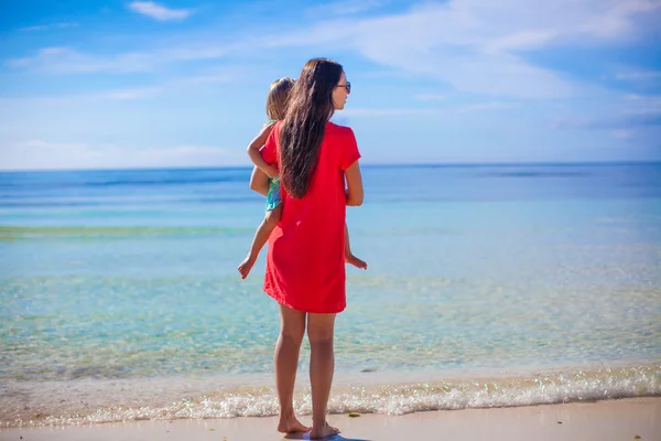 Вид ззаду на матір та її маленьку доньку, що дивиться на море — стокове фото