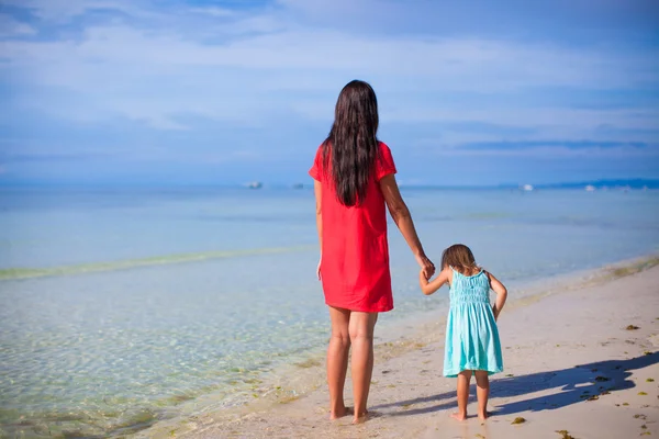 Back view of mother and her little daughter looking at the sea — Stock Photo, Image