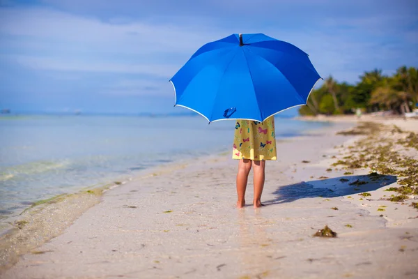 Menina bonito pouco com guarda-chuva na praia exótica — Fotografia de Stock