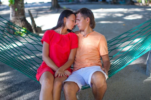 エキゾチックなリゾートでハンモックでカップルを愛する若者の肖像 — ストック写真