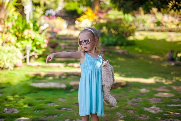 Bambina che cammina in hotel verde tropicale — Foto Stock