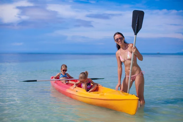 Two little kids and young mom kayaking at tropical blue ocean — Stock Photo, Image