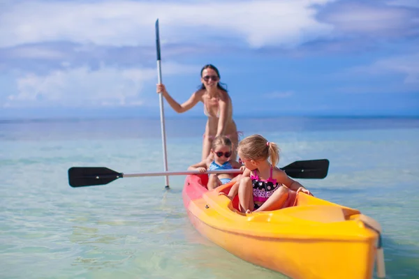 Två lilla flicka och vacker mor kajakpaddling på tropiska varma havet — Stockfoto