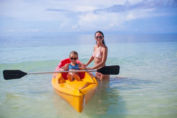 Młoda matka i dwie córki mały kajak na tropikalne morze ciepłe — Zdjęcie stockowe