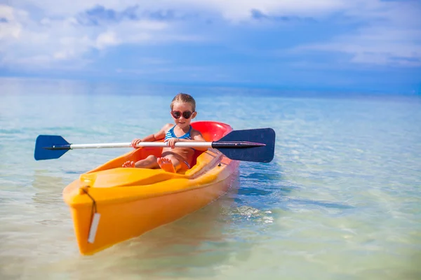 Liten bedårande flicka kajak i det klarblåa havet — Stockfoto