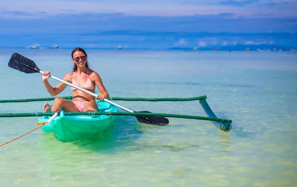 Mujer joven kayak solo en el mar azul claro — Foto de Stock