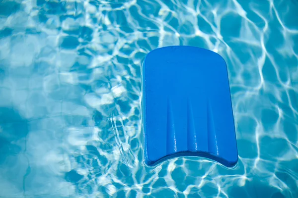 Tabla azul para nadar en la piscina — Foto de Stock