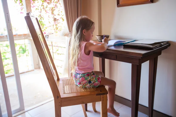 Petite fille mignonne avec ordinateur tablette à l'intérieur — Photo