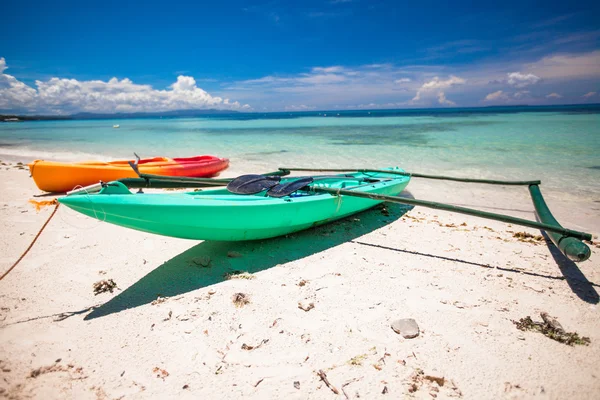 Маленькая лодка на белом песчаном тропическом пляже — стоковое фото