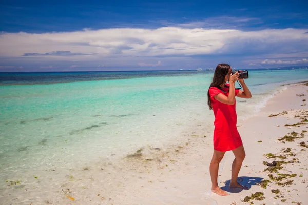 Mujer joven fotografiado hermoso paisaje marino en la playa tropical — Foto de Stock