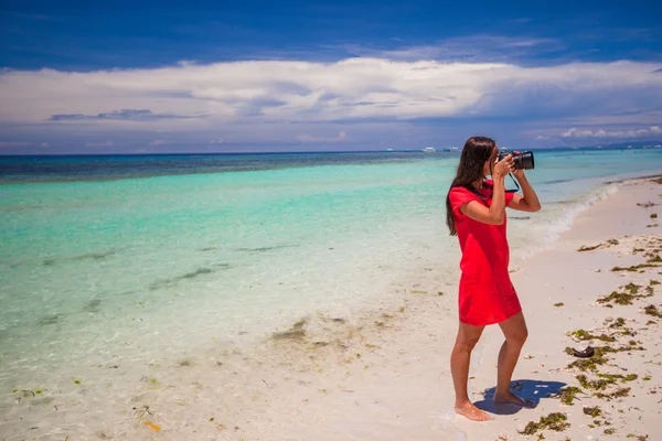 Young woman photographed beautiful seascape on tropical beach — Stock Photo, Image