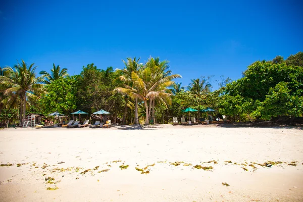 Идеальный тропический пляж с бирюзовой водой — стоковое фото