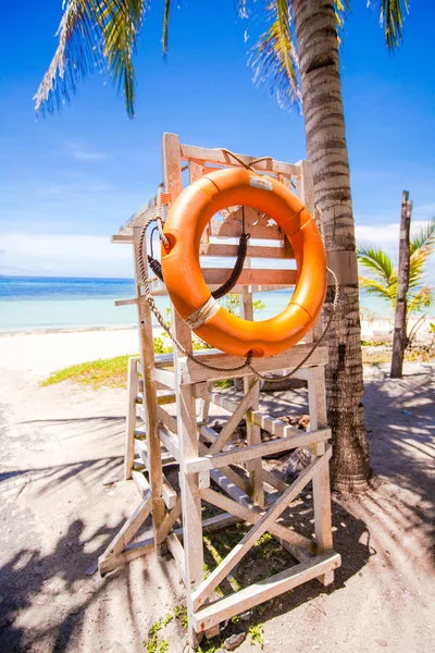 Torre de salvavidas con un salvavidas de palmeras en la playa de arena blanca —  Fotos de Stock