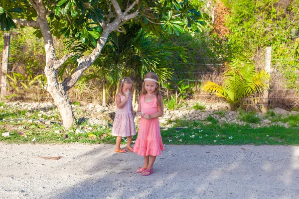 Zwei kleine Mädchen auf Fußweg in einem tropischen Land — Stockfoto