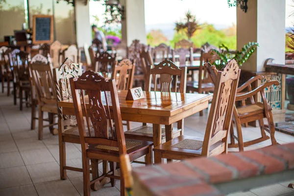 Пустой ресторан в небольшом бутик-отеле на экзотическом курорте — стоковое фото