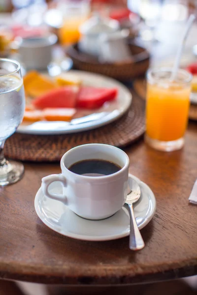 Schwarzer Kaffee, Saft und Früchte zum Frühstück in einem Café in einem exotischen Ferienort — Stockfoto