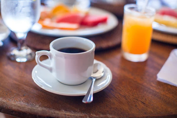 Caffè nero, succo di frutta e frutta per la prima colazione in un caffè in resort esotico — Foto Stock