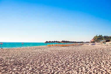Portekiz kıyısında sabahın erken saatlerinde kapalı şemsiyelerle boş beach