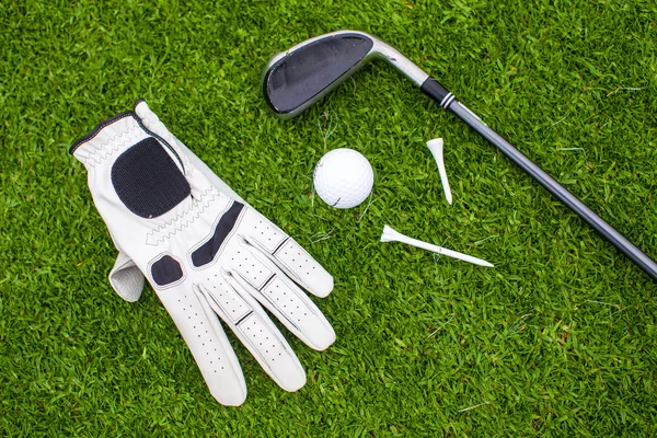 Sprzęt do golfa na zielonej trawie — Zdjęcie stockowe