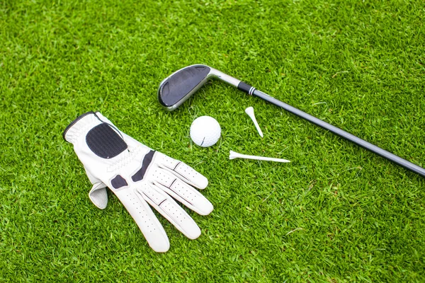 Sprzęt do golfa na zielonej trawie — Zdjęcie stockowe