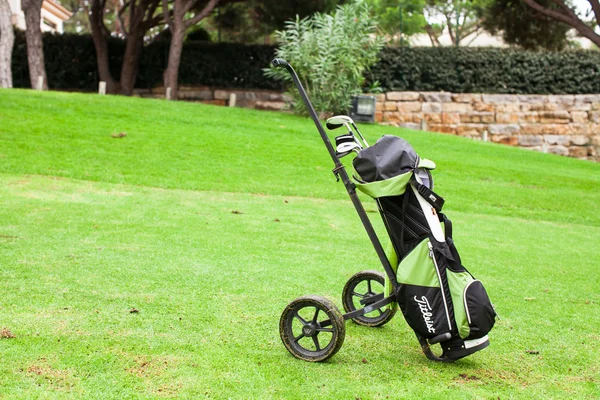 Primer plano de la bolsa de golf en un campo verde perfecto —  Fotos de Stock