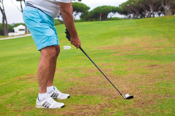 Primer plano de un hombre jugando al golf —  Fotos de Stock