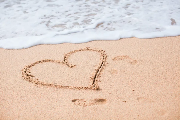 熱帯のビーチの砂に描かれた心 — ストック写真