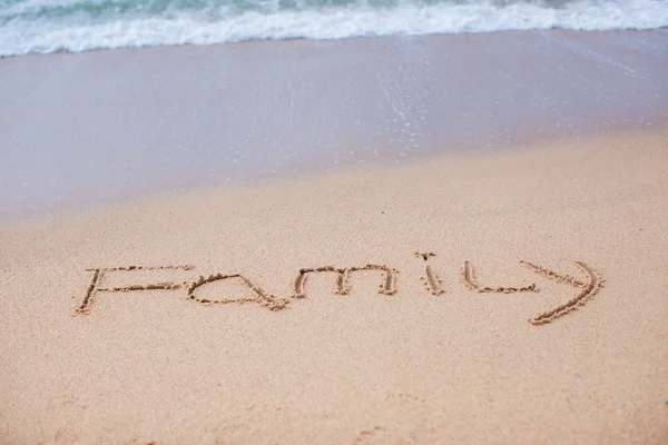 Οικογένεια ζωγραφισμένα στην άμμο σε μια τροπική παραλία — Φωτογραφία Αρχείου