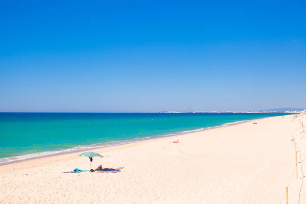 青緑色の水と完璧な熱帯のビーチ — ストック写真