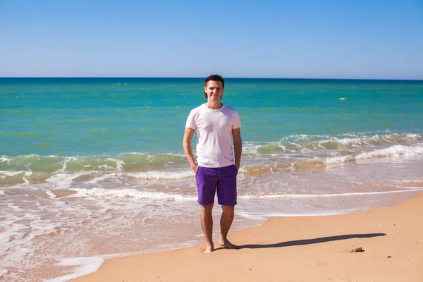 Młody człowiek na wakacje na tropikalnej plaży — Zdjęcie stockowe