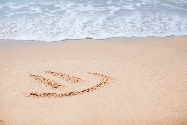 Happy smile drawing on the sand at tropical beach — Stock Photo, Image