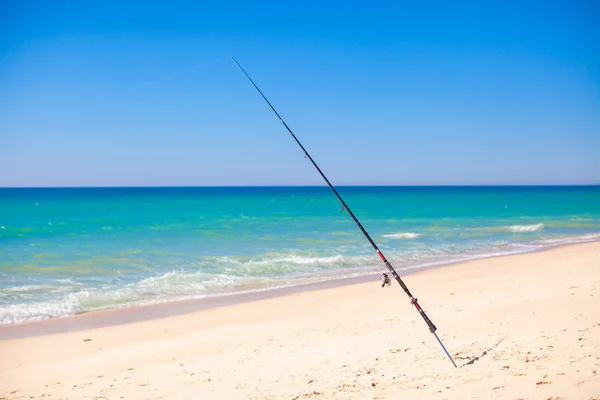 Canna da pesca in sabbia bianca sulla spiaggia tropicale, Portogallo — Foto Stock