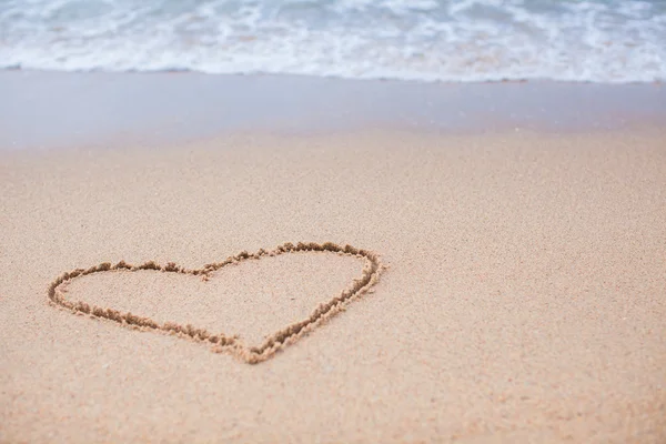 Hjärtat målade i sanden på en tropisk strand — Stockfoto