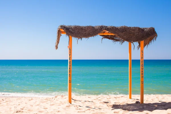 Pequeño dosel en la playa tropical vacía en la costa atlántica — Foto de Stock