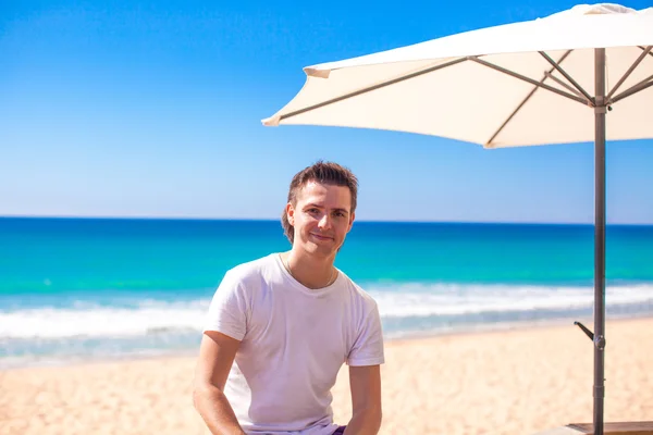 Hombre joven en vacaciones de playa tropical —  Fotos de Stock