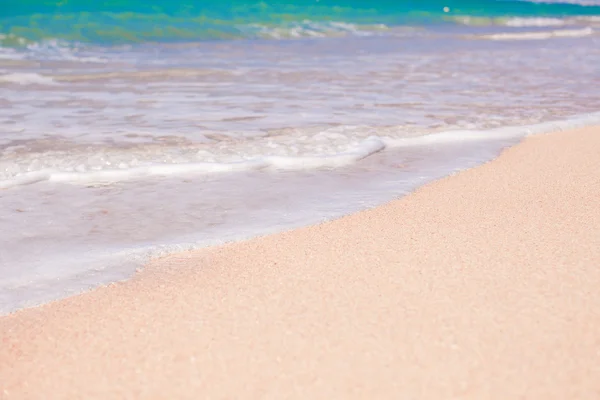 Turkost vatten på perfekt tropisk strand med vit sand — Stockfoto