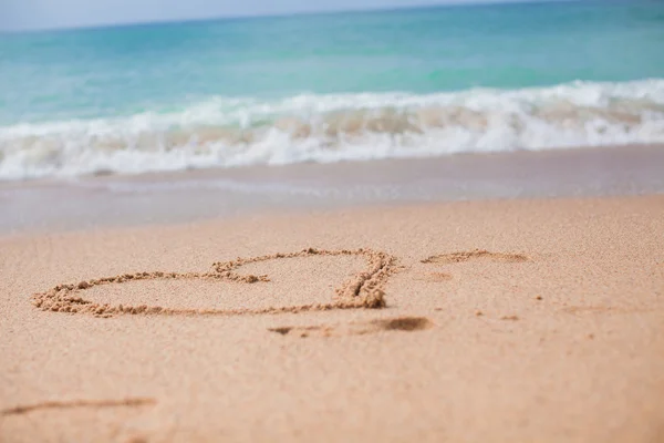 熱帯のビーチの砂に描かれた心 — ストック写真