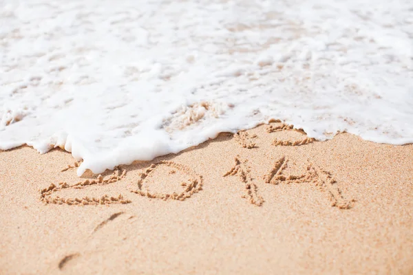 Jaar 2014 geschreven in zand op tropisch strand — Stockfoto