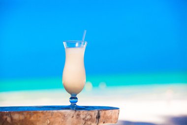 Beyaz pina colada beach tablo