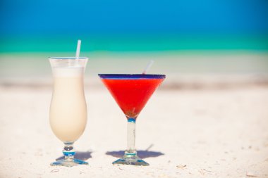 İki kokteyl: pina colada ve beyaz kum plaj çilek margarita