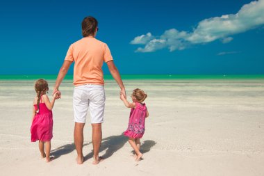 genç Baba ve iki sevimli kızı dikiz egzotik tatil